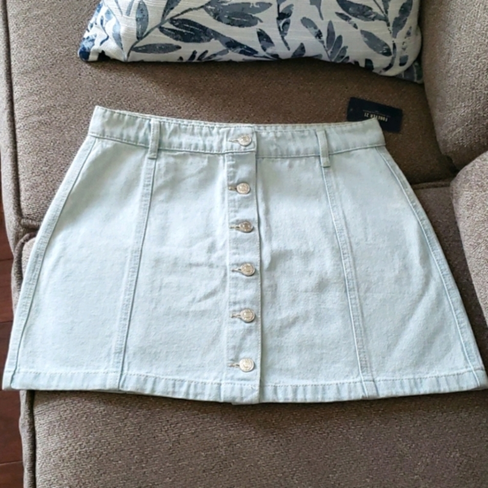Forever21 denim light wash button front mini skirt